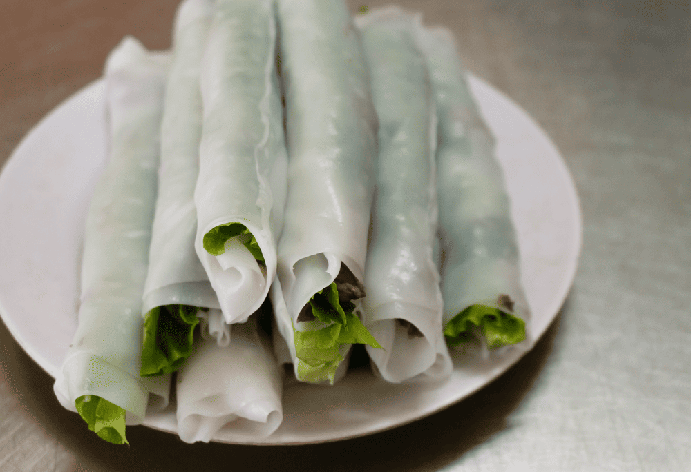 Pho Cuon (fresh spring rolls with beef) and Pho Tron (mixed noodle salad), showcasing the diverse ways pho can be enjoyed beyond the traditional soup (Source: Pexels)
